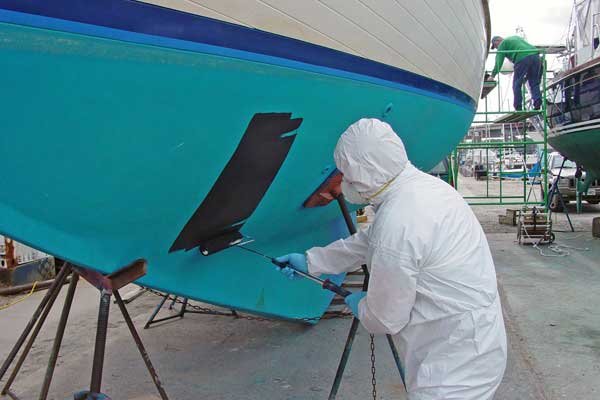 What are the advantages of using aluminum boat paint?