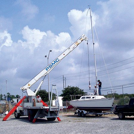 Photo of removing mast from a sailboat
