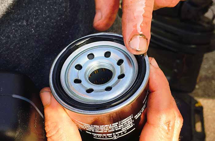 Oiling O-ring on new oil filter